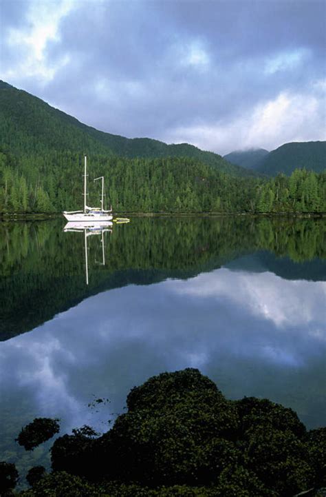 帆船无人竖图室外白天仰视安全湖湖泊美景山山脉水船加拿大阴影平静光线影子湖面景观山峰水流水面云