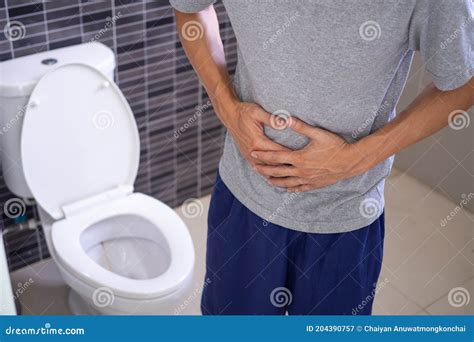 Constipation Douleur Abdominale Et L Homme Dans La Salle De Bain