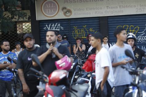 Após morte de motoboy em briga de trânsito entregadores fazem protesto