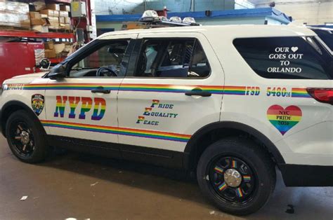 Polícia de Nova Iorque personaliza SUV as cores da comunidade gay