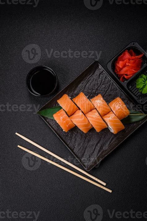 delicioso Filadélfia Sushi lista salmão camarão pepino e creme