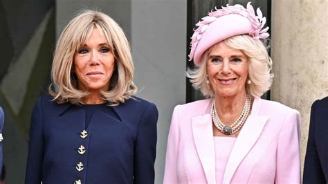 C est la première à faire ça le geste de Brigitte Macron qui