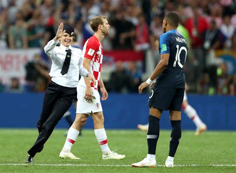 Pussy Riot Foi Respons Vel Pelo Momento Mais Pol Tico Da Copa Do Mundo Claudia