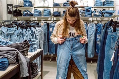 Tienda De Jeans En Un Centro Comercial Denegar Ventas Pantalones Azules