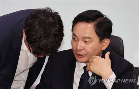 관계자와 대화하는 원희룡 국토교통부 장관 연합뉴스