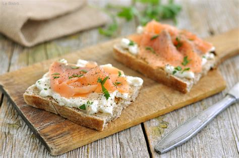 CROSTINI CON SALMONE AFFUMICATO STRACCHINO ED ERBA CIPOLLINA