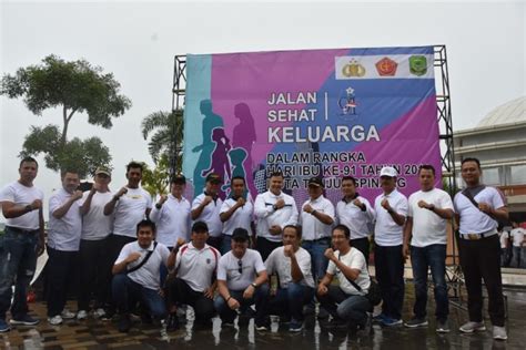 Polres Tanjungpinang Gelar Jalan Sehat Keluarga Peringati Hari Ibu Ke