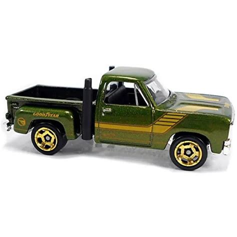 T HUNT Hot Wheels Hot Trucks Dodge Lil Red Express Truck Universo Hot Wheels