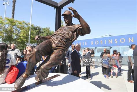 Los Angeles Dodgers Unveil Jackie Robinson Statue Stock Fotos Und Bilder Getty Images