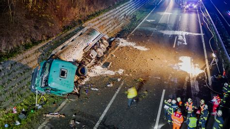 Gefahrengut Lkw Kippt Um A Gesperrt Oe At