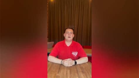 Воронеж. Менеджер в красном Никита приносит свои извинения перед ...
