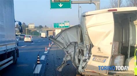 Due Incidenti In Tangenziale A Rivoli Scontro Tra Due Furgoni Allo