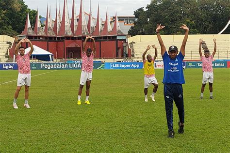 Boyong Semua Pemain Psbs Biak Siap Berpesta Juara Di Padang