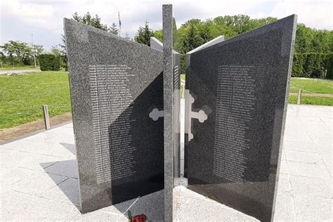 Monument Bulgarian Soldiers 1944 - 1945 - Vukovar - TracesOfWar.com