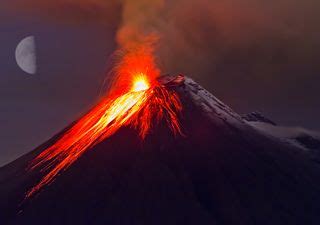 Conoces el único volcán del mundo que expulsa lava negra y fría