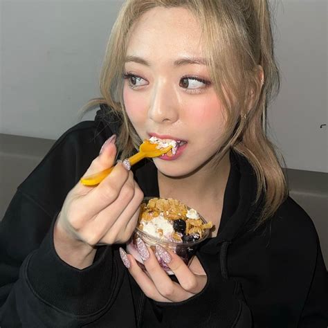 Yuna Itzy Icon Drink Icon Food Icons Favorite Snack Girl Icons Itzy