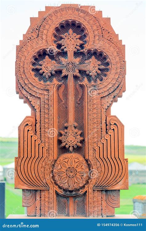 Khachkar Tradicional Armenio De La Piedra Cruzada En Un Cementerio Foto