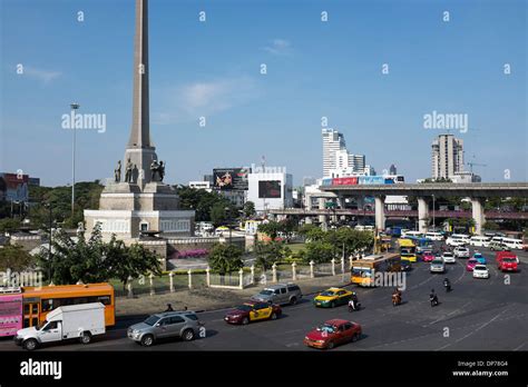 Victory Monument Roundabout Or Interchange Stock Photo Alamy