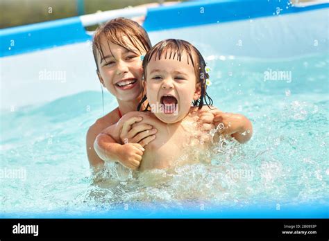 Enfants Qui Jouent La Piscine Banque De Photographies Et Dimages