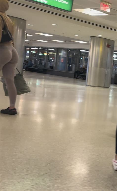 Thick Jiggly Latina At The Airport Oc Spandex Leggings Yoga
