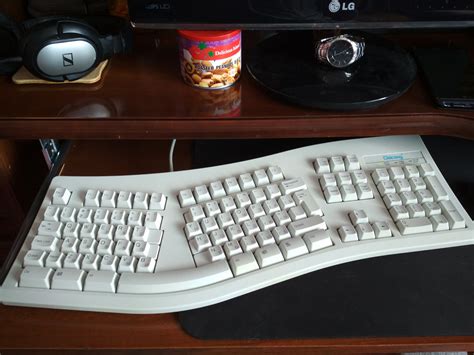 My new vintage keyboard, Chicony KB-7906 (1995) : r/pcmasterrace