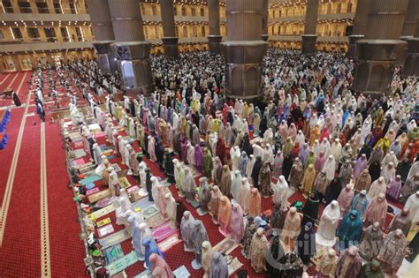 Masjid Istiqlal Dipadati Jamaah Pada Salat Tarawih Pertama Foto