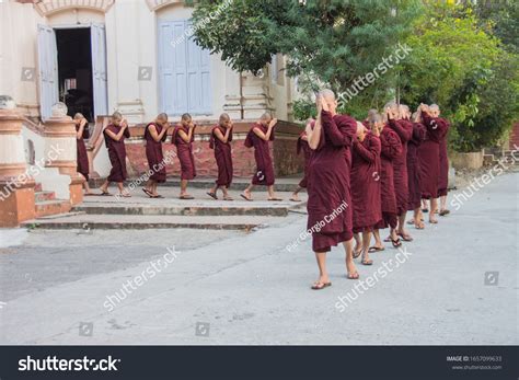 1 Shwe Kyin Festival Royalty-Free Images, Stock Photos & Pictures ... 