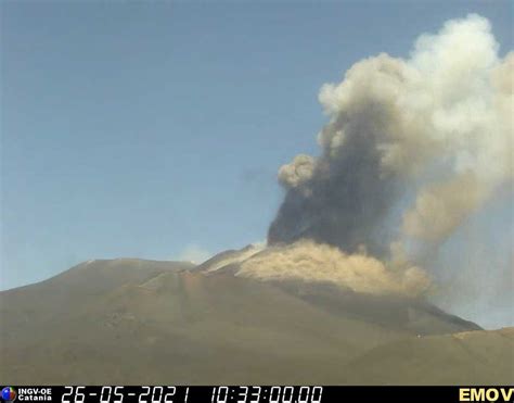 Nuova Eruzione Dell Etna Fontana Di Lava Al Cratere Di Sud Est