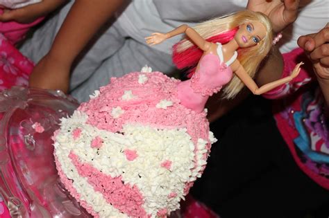 My Kitchen Treasure: Barbie Doll cake