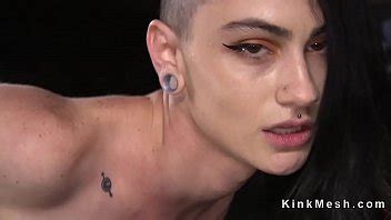 Nena de tetas pequeñas se folla a una máquina XVIDEOS