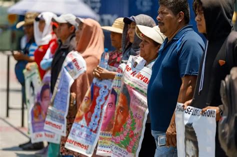 La Jornada Familiares de los 43 levantan plantón instalado frente a