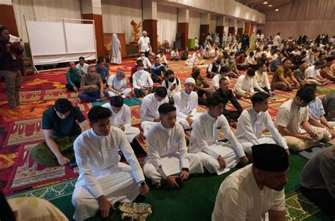 Pemain Timnas U Indonesia Jalani Salat Idul Fitri Bersama Waketum