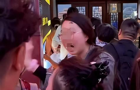 男子制止两女子插队，女子怒斥“我不是好惹的”！多部门回应横店东阳游客