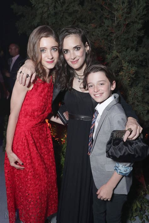 Joyce With Her Son And Future Daughter In Law Stranger Things Premiere Nancy Stranger Things ...