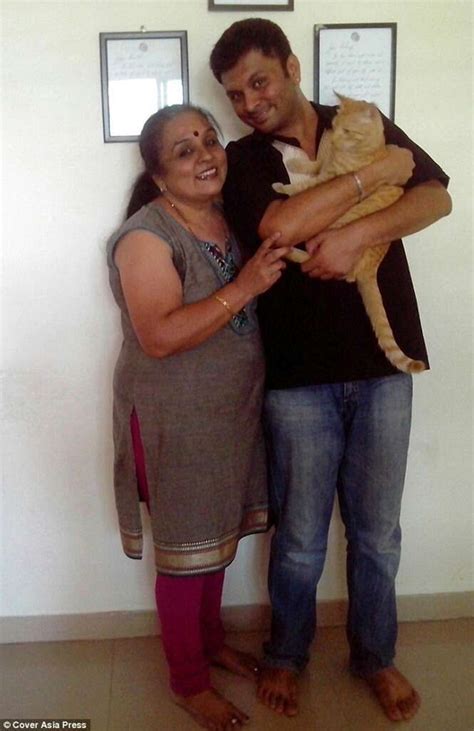 Mãe publica anúncio em busca de noivo para filho gay e rapaz recebe mais de propostas