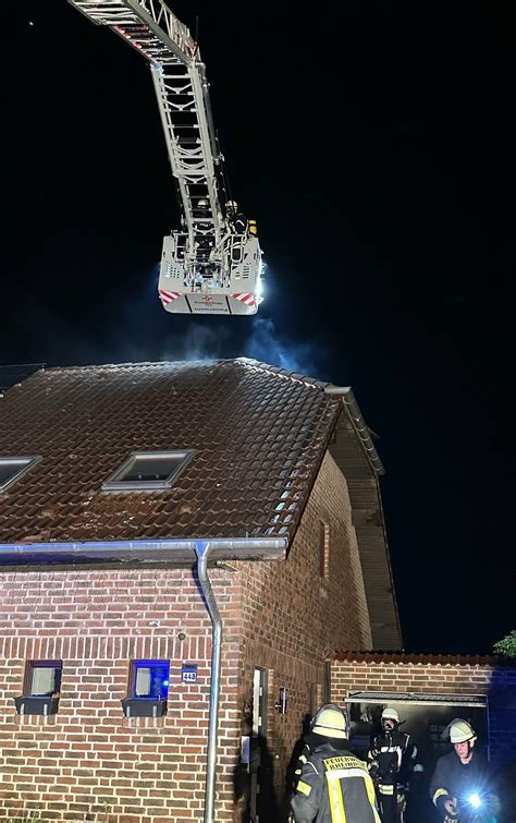 Rheinberg Dachstuhl Eines Reihenhauses In Alpsray Brennt In Der Nacht