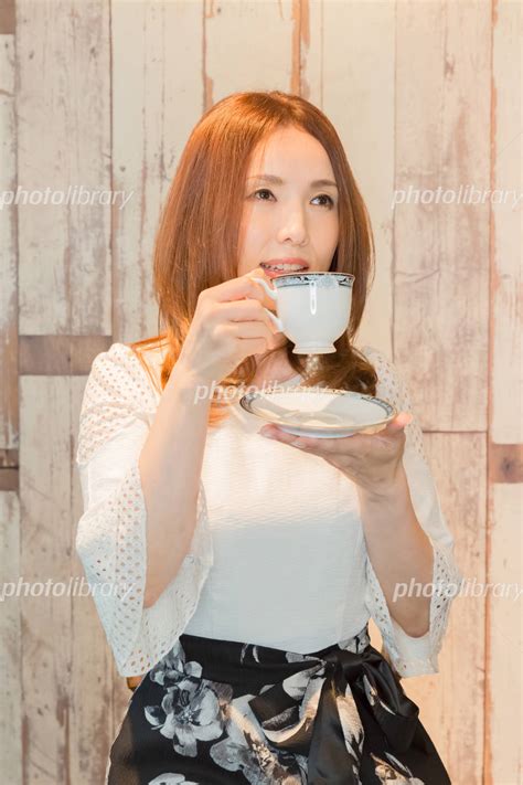 コーヒーを飲む女性 写真素材 4254841 フォトライブラリー Photolibrary