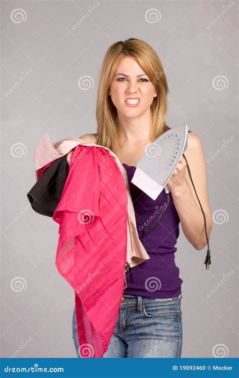 Jonge Blonde Vrouw Met Ijzer En Stapel Van Kleren Stock Foto Image Of Tussen Irritatie