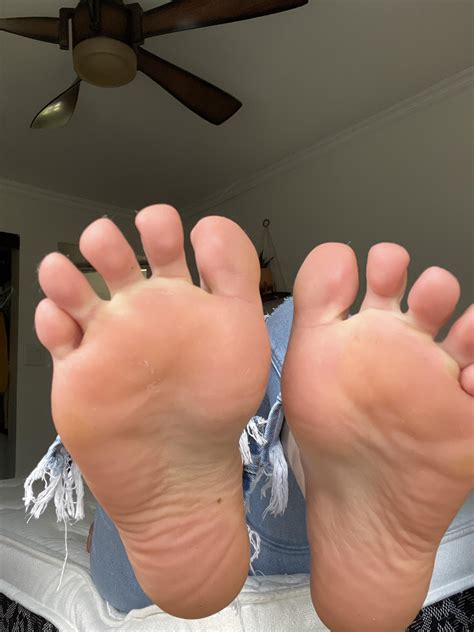 Someone Come Lick My Toes 💦🦶 R Pinkpaws