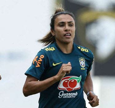 Lesão muscular tira a atacante Marta da estreia da seleção na Copa do