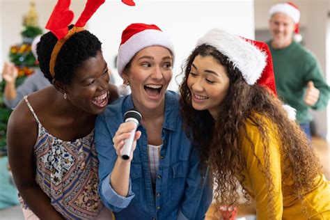 Imagem De Diversas Amigas Felizes Comemorando O Natal Em Casa Cantando