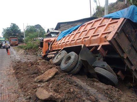 Brakkk Truk Bermuatan Batu Bara Kecelakaan Bicara Apa Adanya