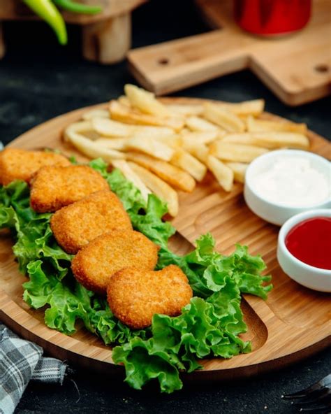 P Pites De Poulet Servies Avec Frites Ketchup Et Mayonnaise Photo