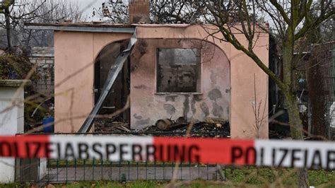 Mannheim Feuerwehreinsatz Wegen Brand In Kleingartenanlagen Feuer