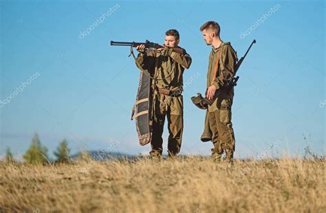 Cazadores Con Rifles En Ambiente Natural Hunter Amigo Disfrutar Del