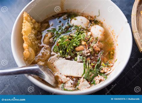 Macarronetes De Arroz Que Cobrem A Carne De Porco E As Entranhas Da