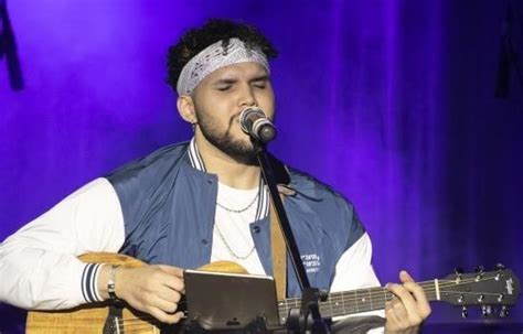 Cantante ARAM canta en Chao Café Teatro Diario Libre