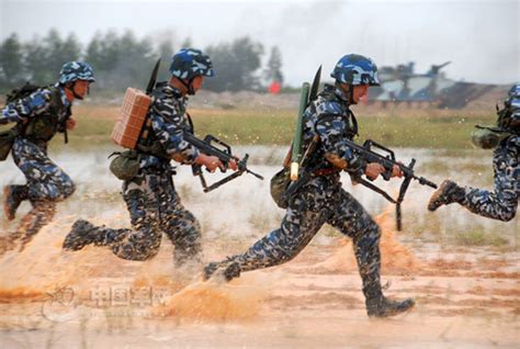 中国海军陆战队暴雨中演练抢滩登陆作战组图新浪军事新浪网