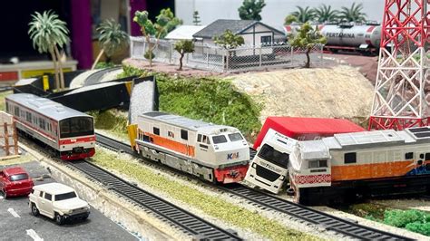 Drama Unboxing Merakit Kereta Api Babaranjang CC203 CC206 KRL