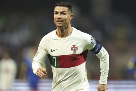 Cristiano Ronaldo Casi Que Le Asesta Un Pu Etazo A Rbitro Que Lo